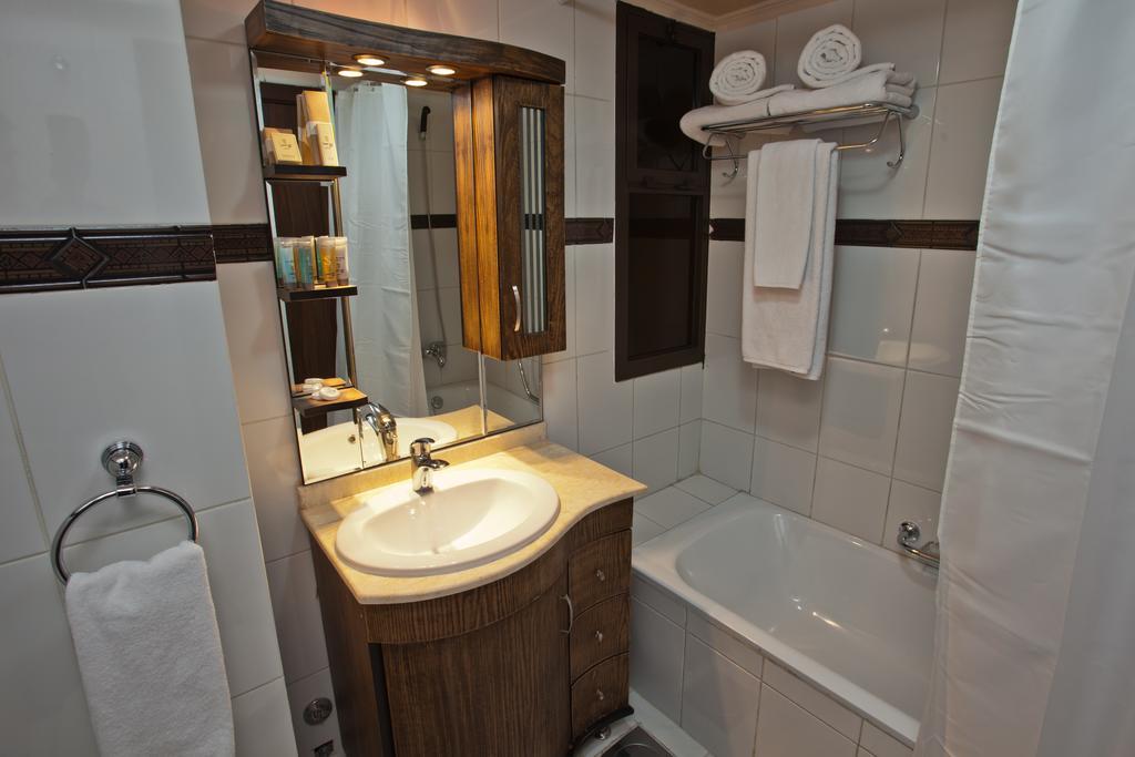 Queens Land Hotel Jounieh Exterior foto
