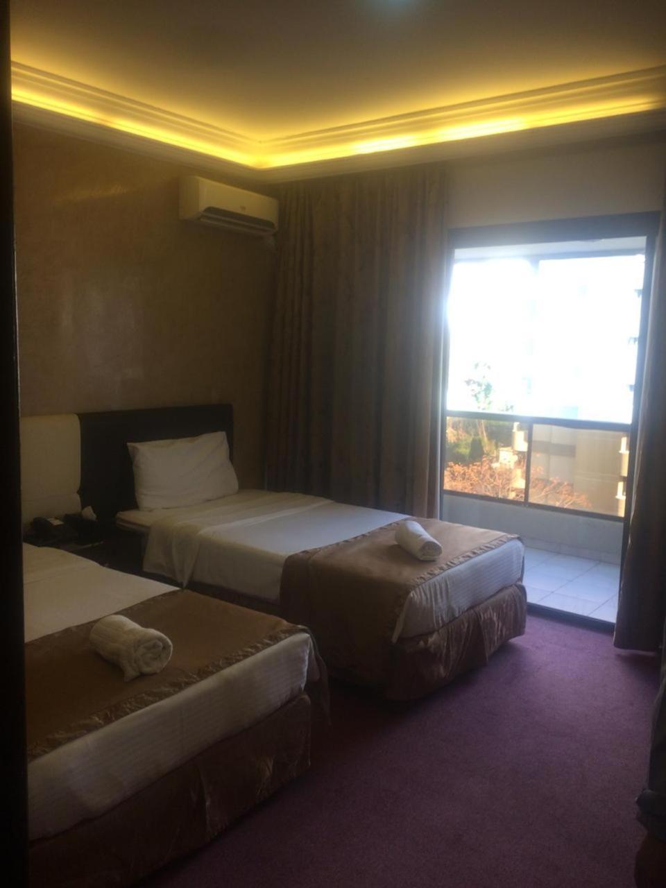 Queens Land Hotel Jounieh Exterior foto